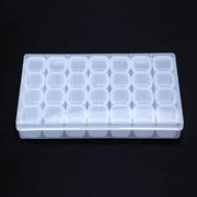 Plastæske med 28 udtagelige små æsker/rum. 17 x 11 cm